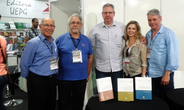 Lançamento aconteceu no último sábado no estande da Associação Brasileira de Editoras Universitárias (ABEU)