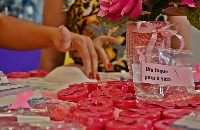 Unovital e Farmácia Escola realizam atividade de conscientização sobre o câncer de mama