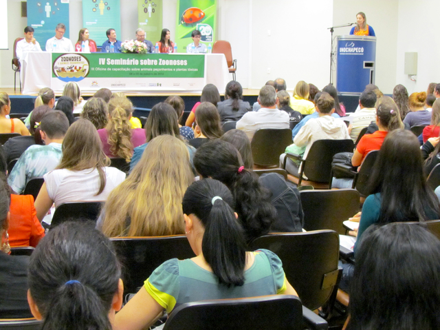 Mais de 200 pessoas participaram do evento na Unochapecó
