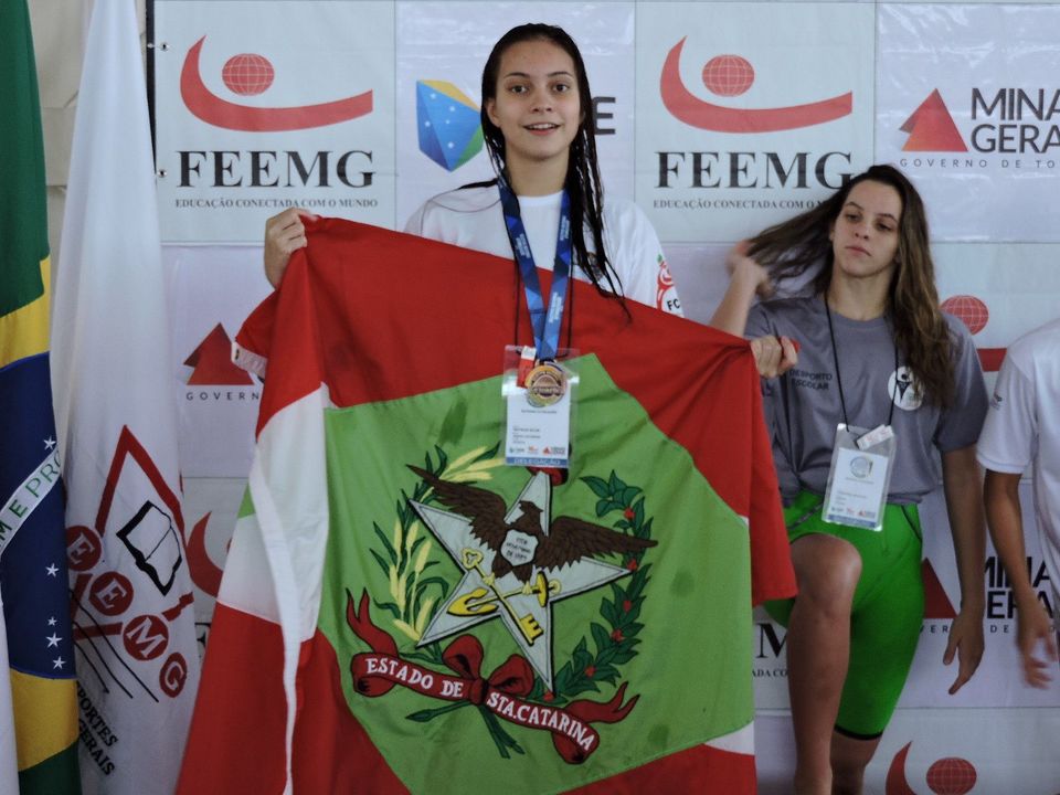 Natação de Chapecó conquista medalha em competição nacional - Chapecó -  Unochapecó