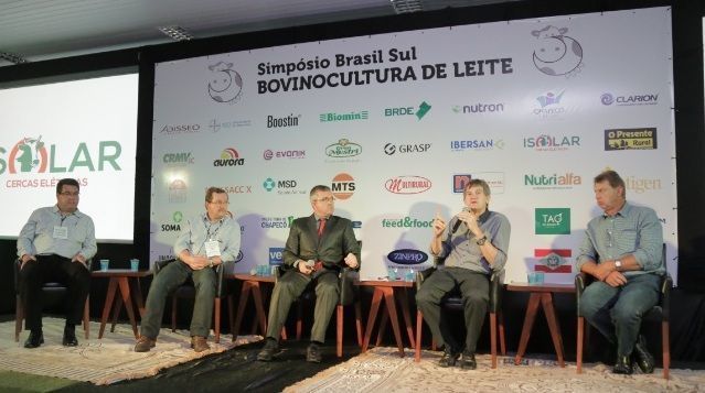 Unochapecó participa do Simpósio Brasil Sul de Bovinocultura de Leite