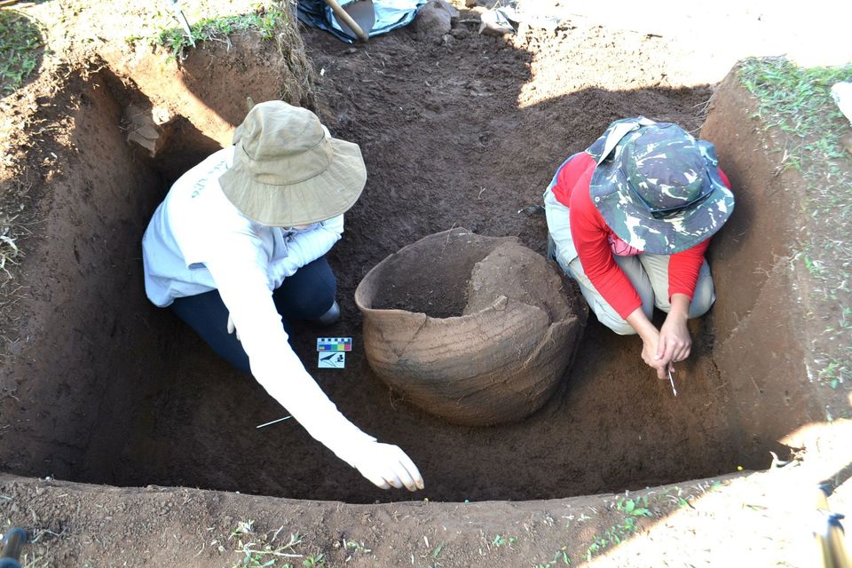 Ceom realiza escavação de estrutura funerária arqueológica