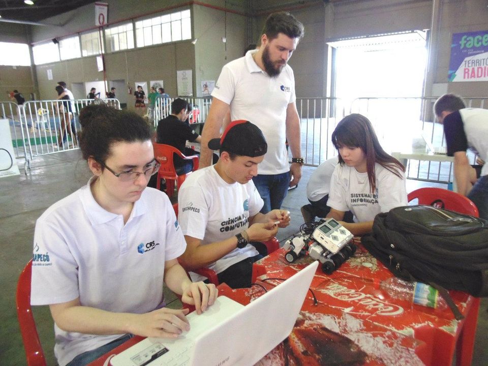 Estudantes da Uno se destacam em Campeonato de Robótica