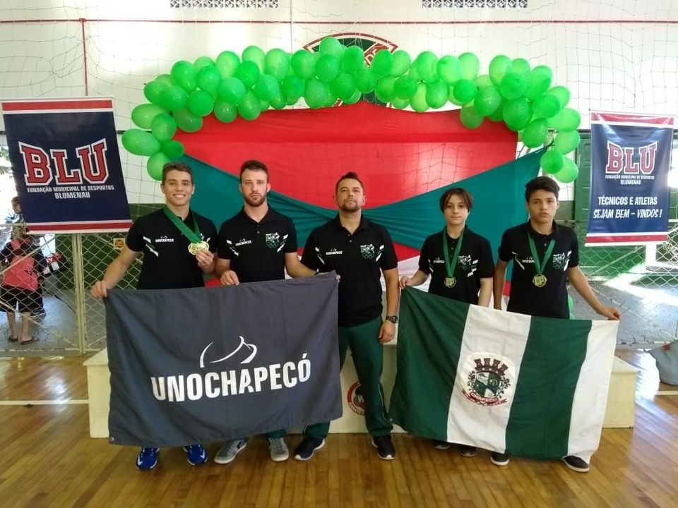 Equipe de Karatê de Chapecó traz medalhas e títulos para casa