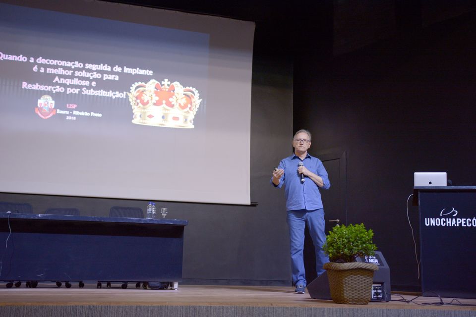 Alberto Consolaro abre o Simpósio de Odontologia da Unochapecó