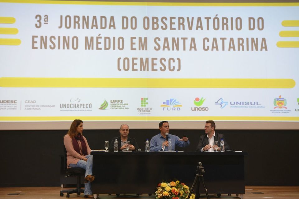 Maneiras de melhorar o ensino médio são debatidas na Unochapecó