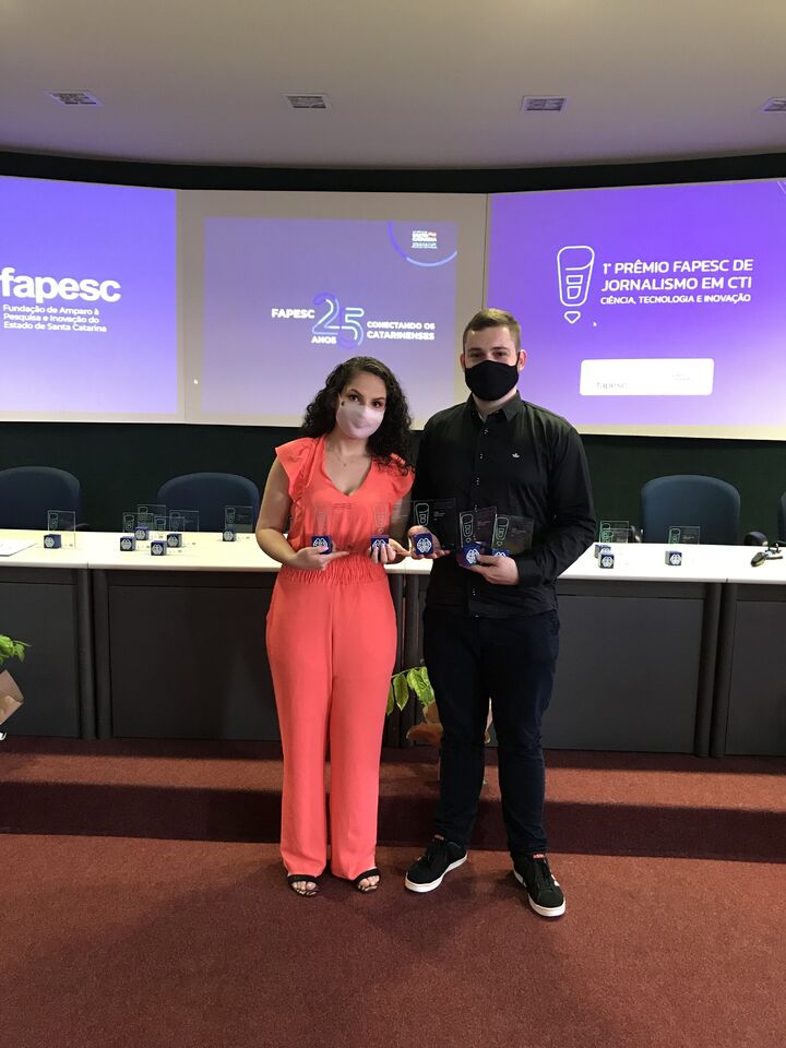 Jornalistas egressos da Uno são premiados pela Fapesc 
