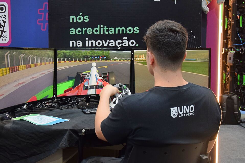 Egressos da Uno mostram simulador de corrida do Autódromo de Chapecó na Efapi